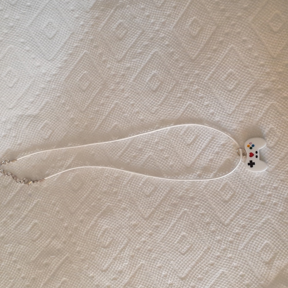Gamer necklace in white
